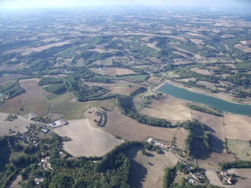 Vue aérienne des coteaux de Bajamont et du lac
